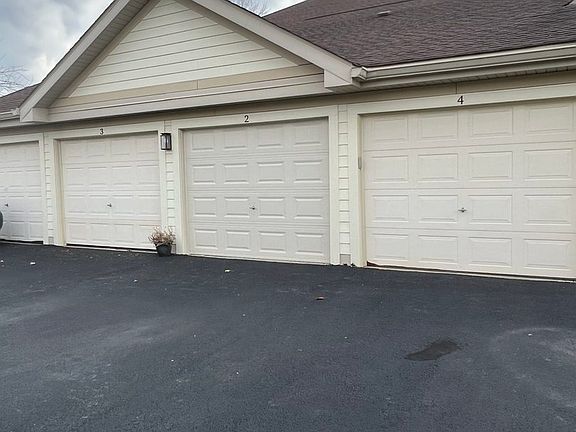 4th image of 883 E Carriage Ln Unit 4