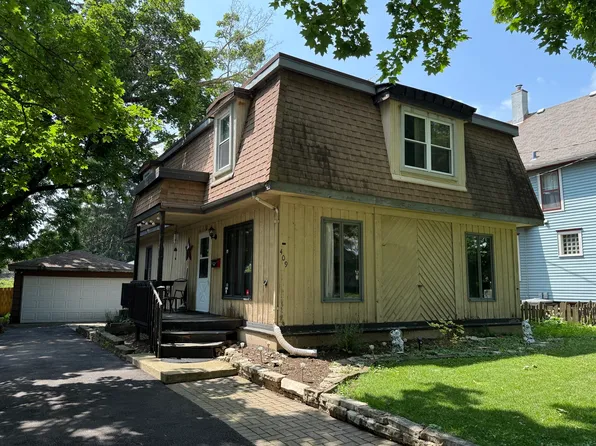 409 Jackson Ave, Saint Charles, IL 60174