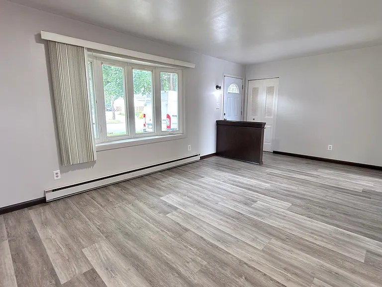 1015 E Hamilton St — Photo 8