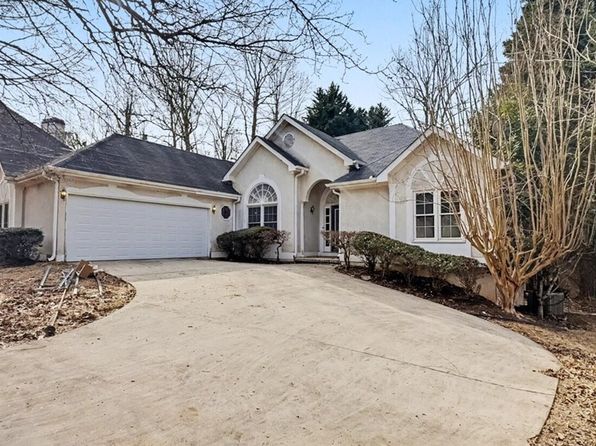 Stockbridge GA residential street with modern single-family homes