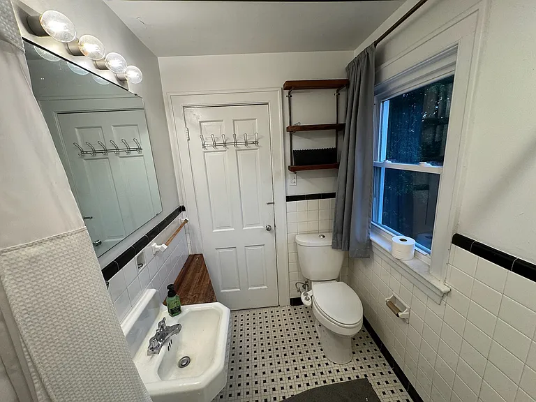 1107 Cosby St — Photo 8