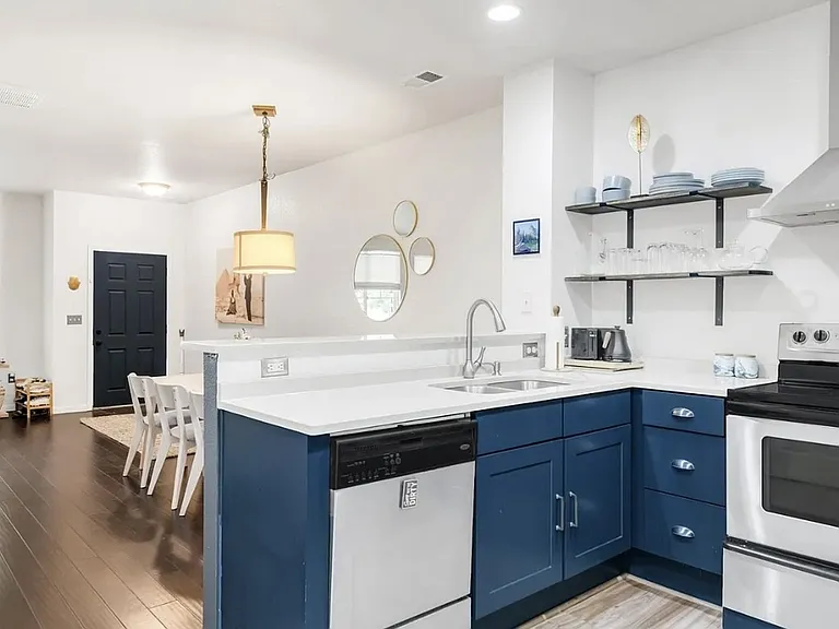 571 S Mobile Pl — Photo 10