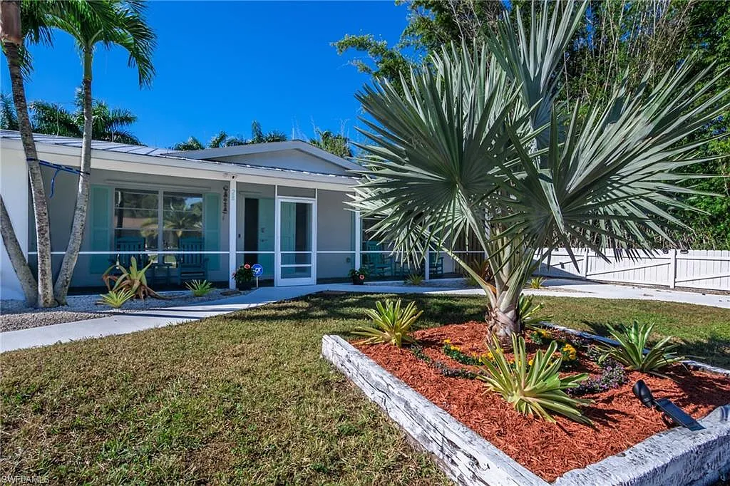 3 bed, 2.0 bath, 1364 sqft, $6,350 — Photo 3