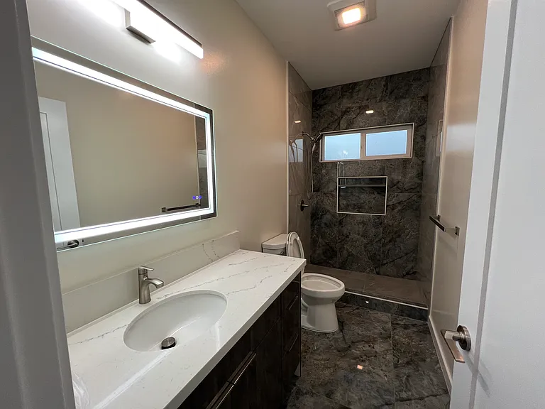 990 Hoomoana St #A — Photo 2
