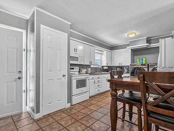 5th image of 4818 52nd St