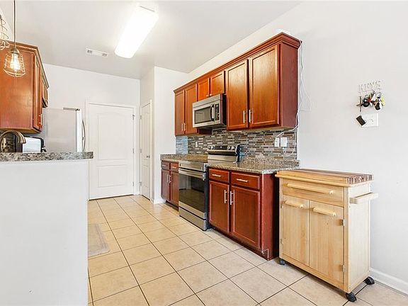 5th image of 417 Oakley Blvd
