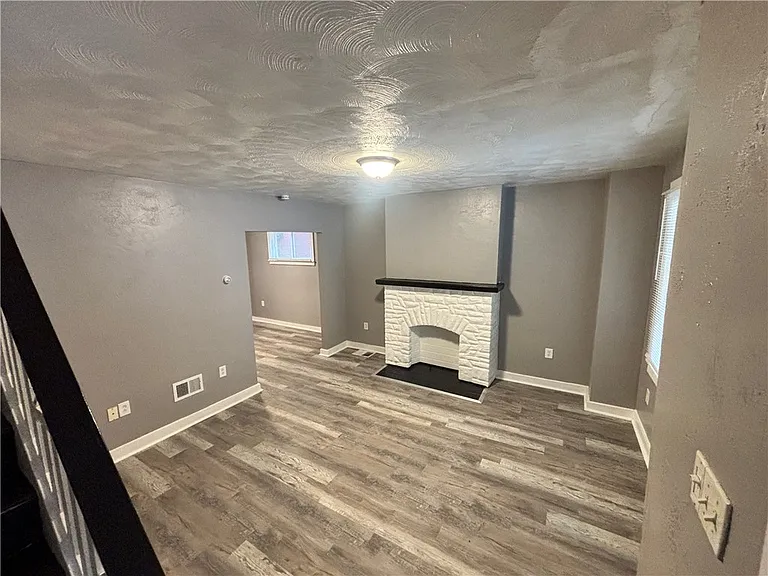 327 Mathews Ave — Photo 4