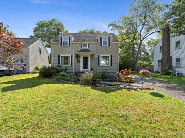94 Meadow Dr, Rochester, NY 14618