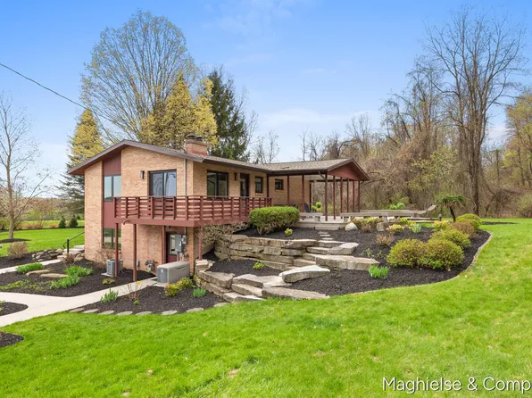 9391 Summit Ave NE, Rockford, MI 49341