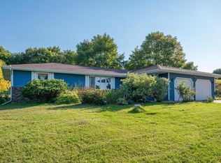 1460 Valley View Rd, Shakopee, MN 55379