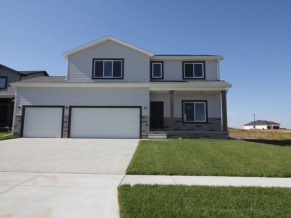 Image shows upgrade to 3-stall garage.