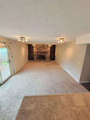 3 bed, 2257 sqft, $2,300 — Photo 3