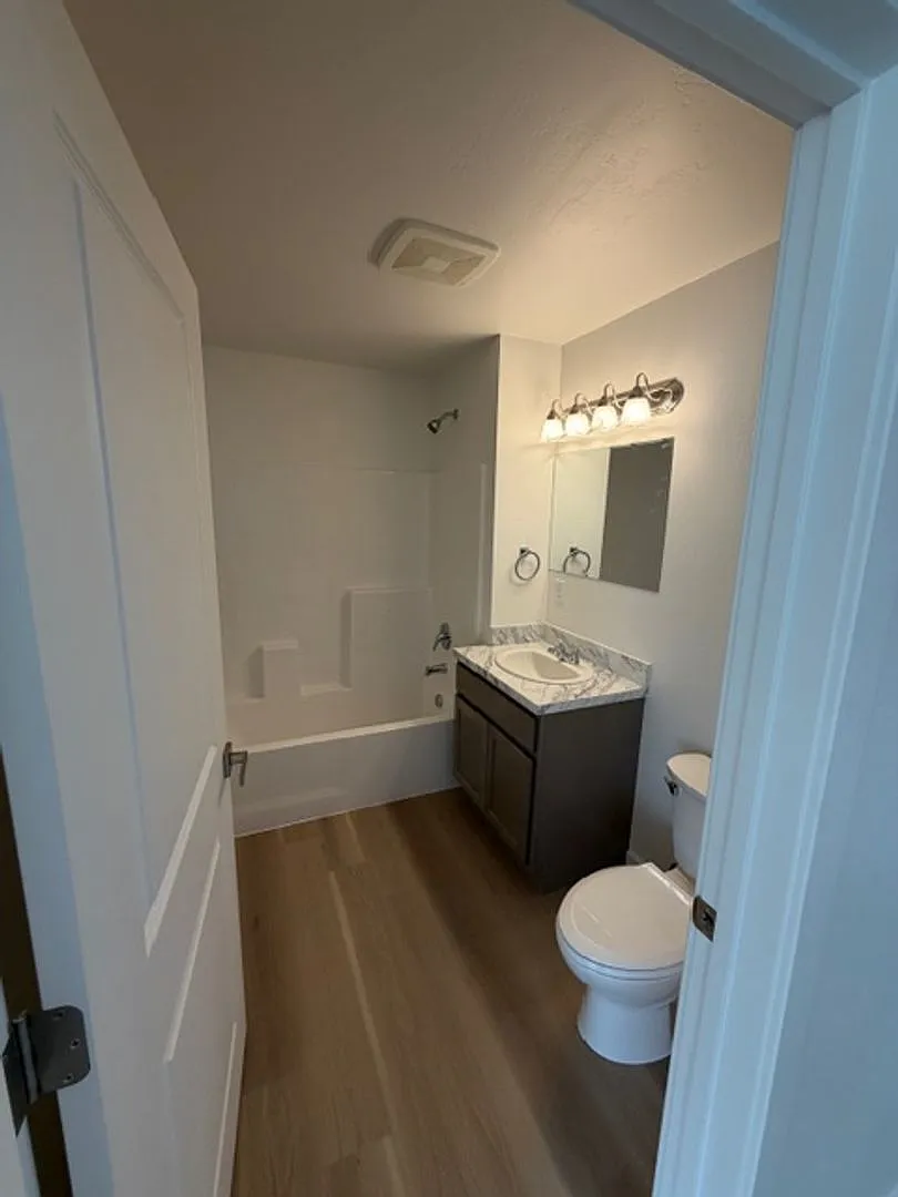 Fresh & Modern 2BR Stylish Living in Quiet 6-Plex — Photo 4