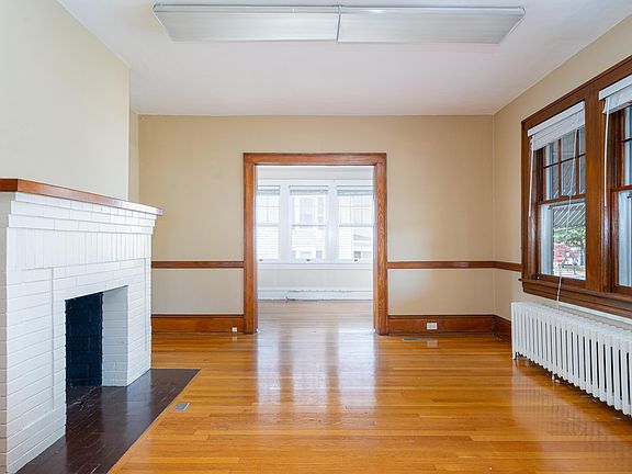 3rd image of 211 E Jackson Ave