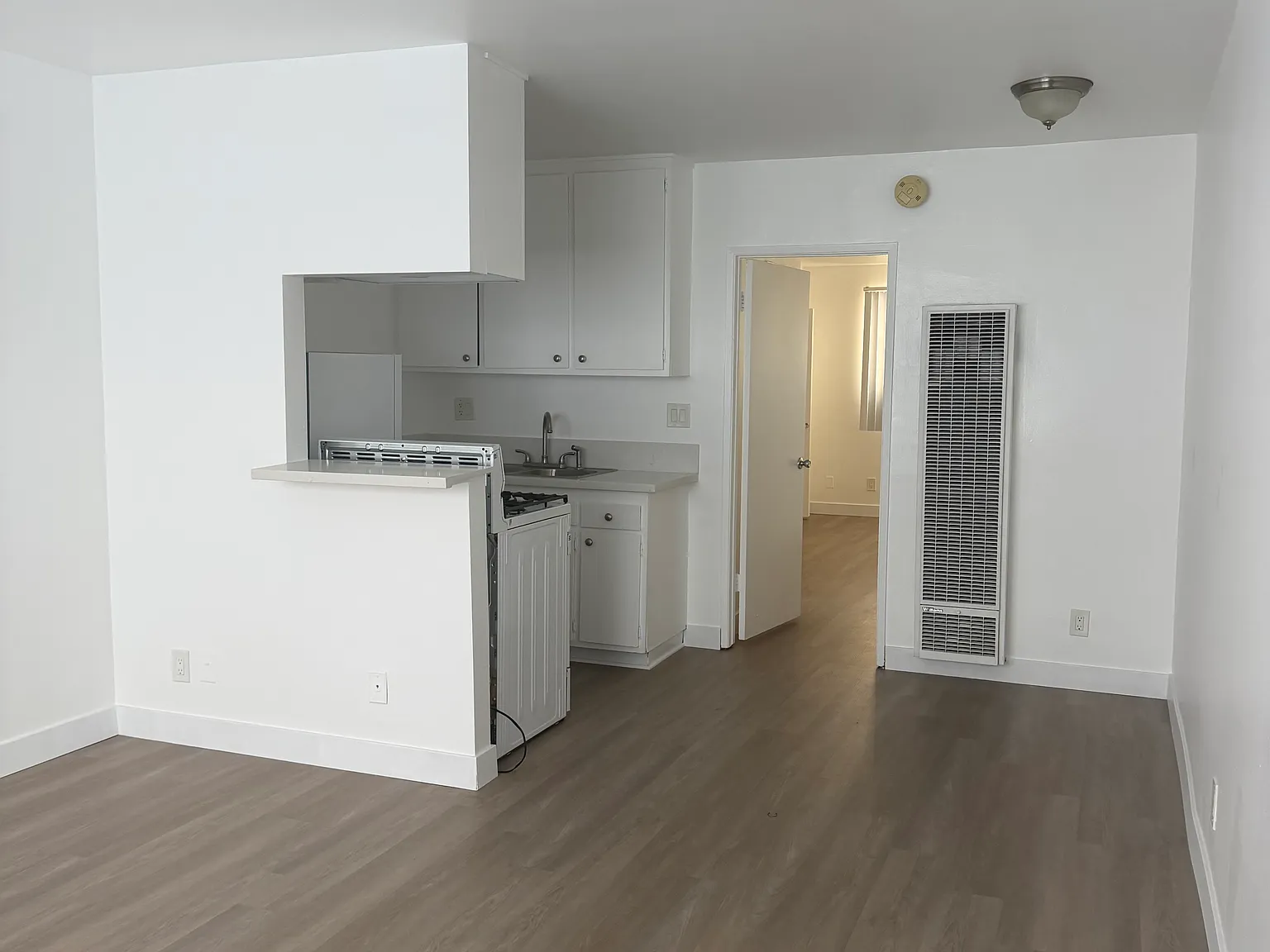 1 bed, 560 sqft, $1,900 — Photo 2