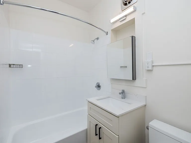 240 Grand — Photo 12