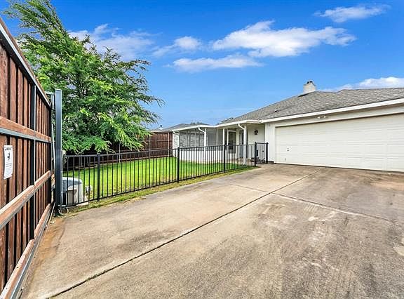 5th image of 5922 Royalcrest Dr