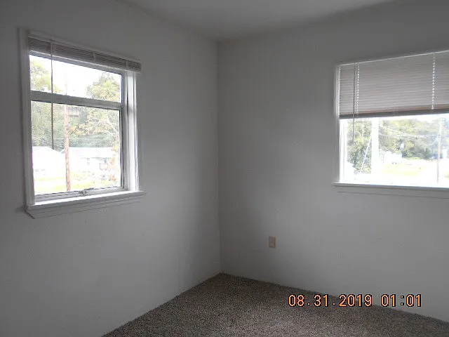313 N E St — Photo 8