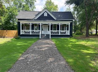 605 E Calvert St, Troup, TX 75789