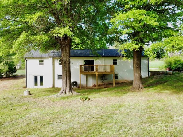 5520 Chestnut Dr, Hickory, NC 28602