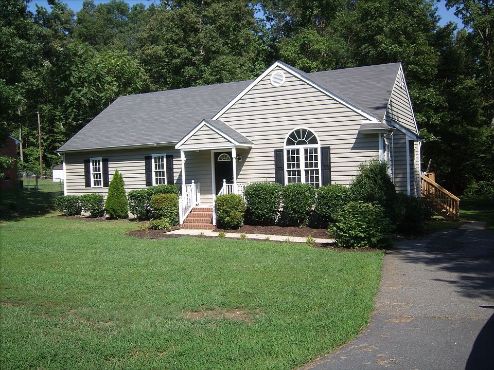 1484 Sq. Ft. Vinyl Sided Rancher situated on a large private