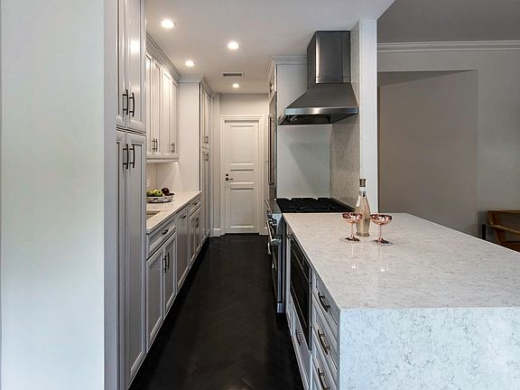 5th image of 157 E 74th St #3B