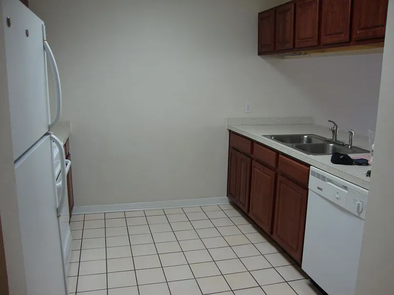 880 Dunwoody Pl — Photo 2