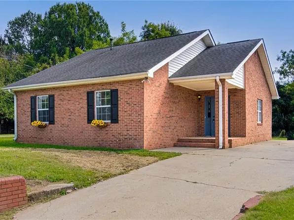 2202 E Green Dr, High Point, NC 27260