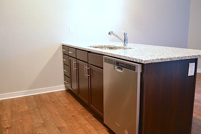 1 bed, 698 sqft, $1,300 — Photo 4