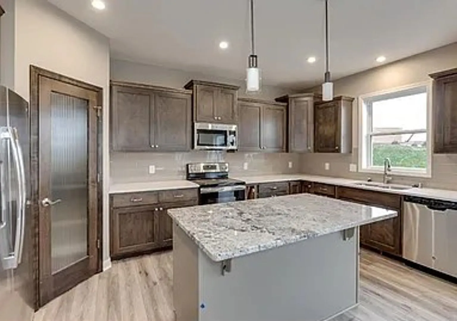 Spacious 4 Bedroom 2.5 Bath Home in Cologne — Photo 3