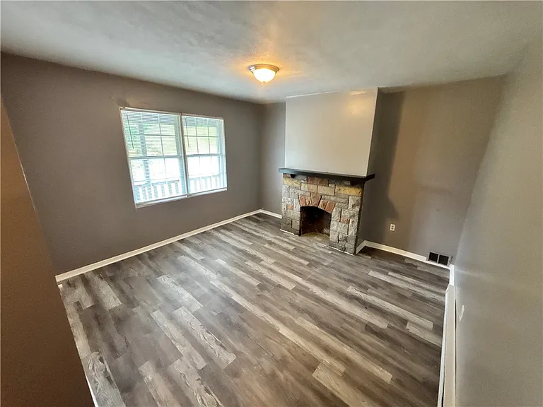 335 Cedarhurst St — Photo 2
