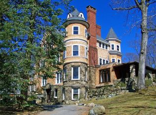 102 Circuit Rd, Tuxedo Park, NY 10987