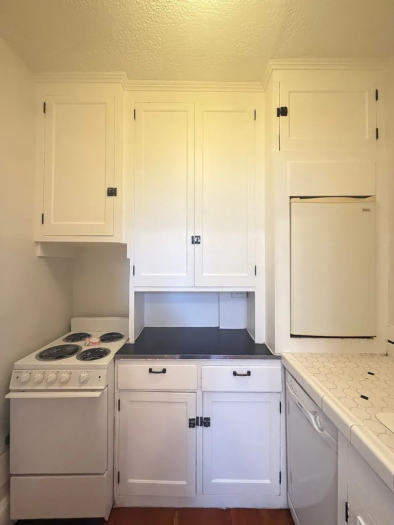 Cozy Studio Centrally Located in Downtown Portland! One Month Free For August Move In! — Photo 4