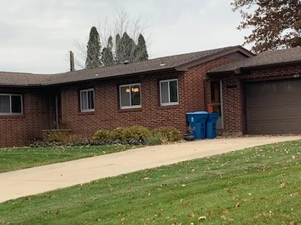 105 Crescent Dr, Monticello, IA 52310
