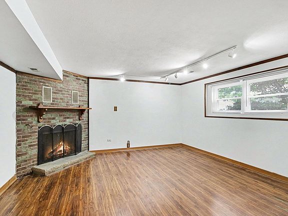 4th image of 1714 Kingston Ln