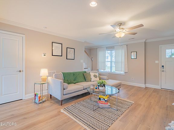 3rd image of 4822 Stoneyhurst Ln