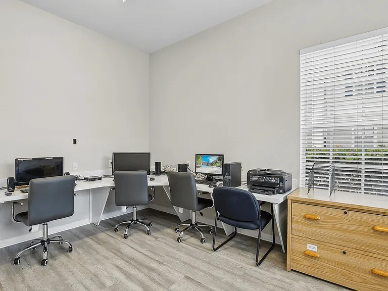 Waterford Pointe Apartments — Photo 12