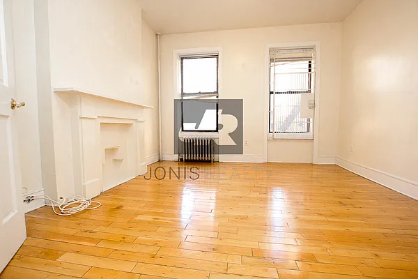 Rented by Jonis Realty | media 7