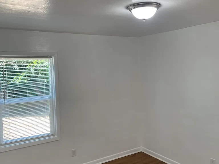 555 16th St SE — Photo 8