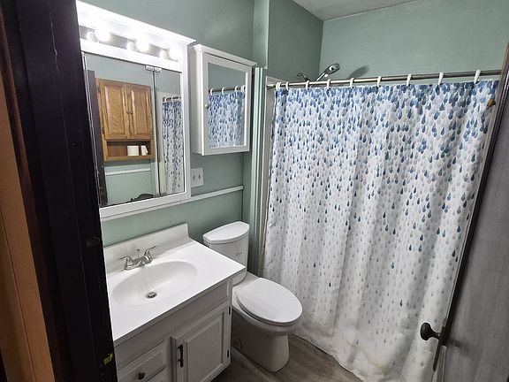 3rd image of 1009 Elm St
