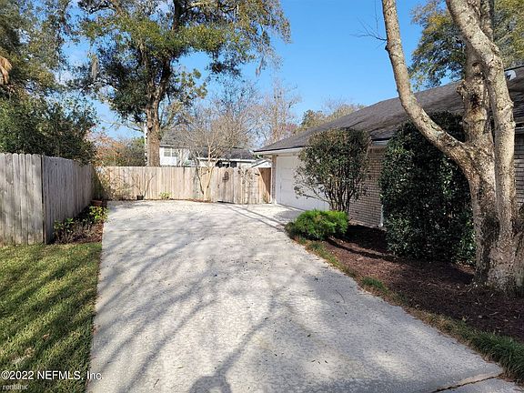 4th image of 958 Cobblestone Dr