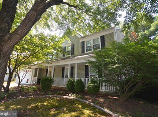 8 Clapham Ct, Sterling, VA 20165
