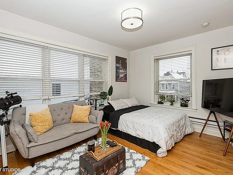 25982048_1_4105NDamen_Apt28_1_LivingRoom_LowRes