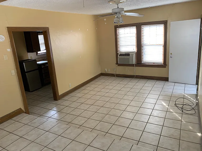 300 NW 21st St #5 — Photo 5