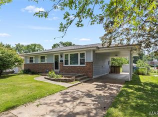 26 Manor Dr, Florissant, MO 63031