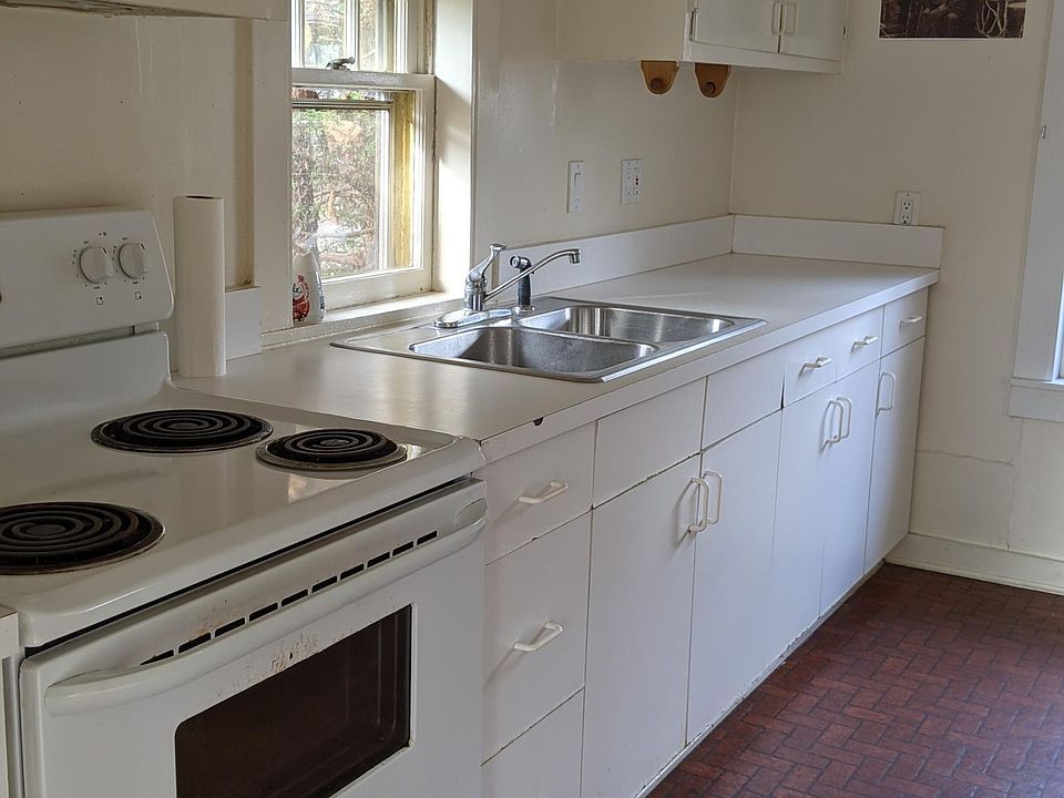 2nd image of 2 Breeze Hill Rd Unit 5