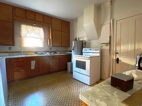 5th image of 341 Amanda St