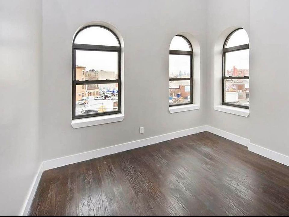 1st image of 444 Melrose St APT 2R