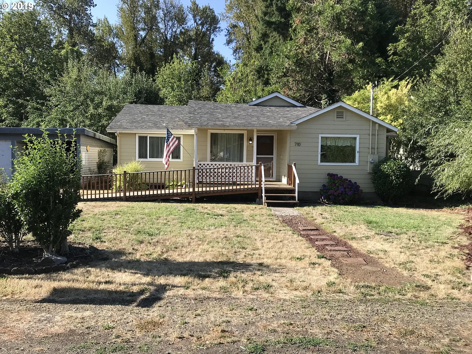 710 Calapooia Ave photo 1