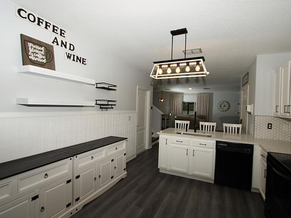 5th image of 404 Arbor Lakes Dr
